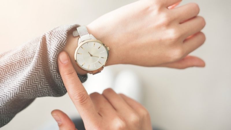 Vị trí đeo đồng hồ nào là đúng cho nam và nữ? Cách đeo đồng hồ chuẩn